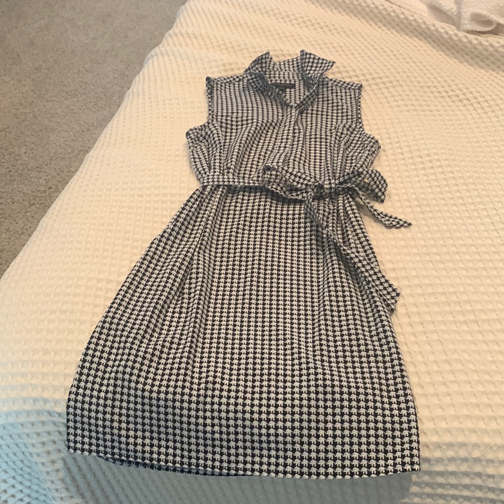 Very nice black & white Banana Republic dress!